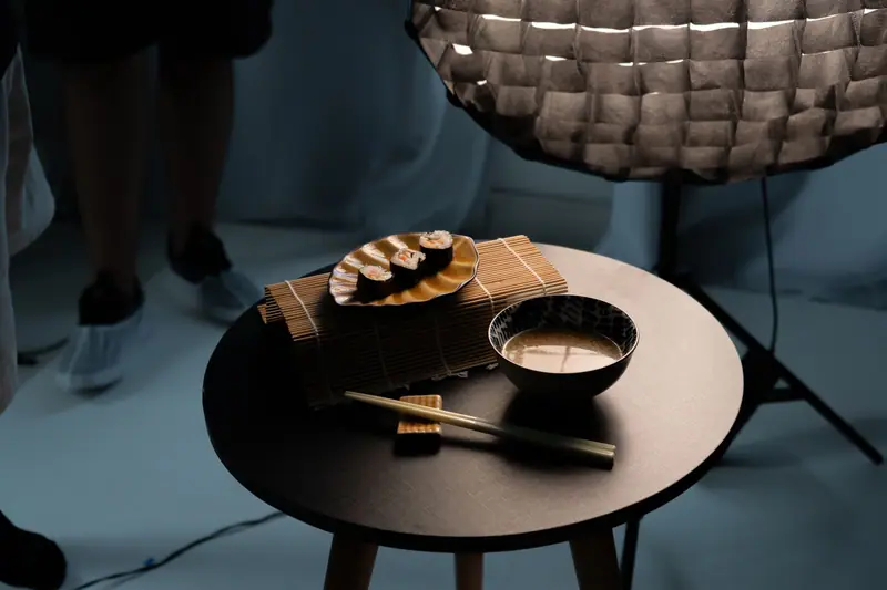 Estúdio de fotografia de alimentação com softbox de grade sobre uma mesa com sushi