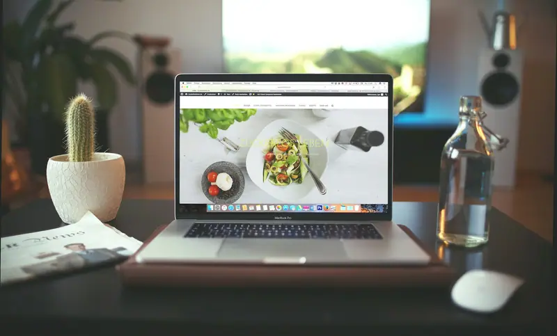 Site de pedidos do restaurante aberto no computador, com o prato em destaque